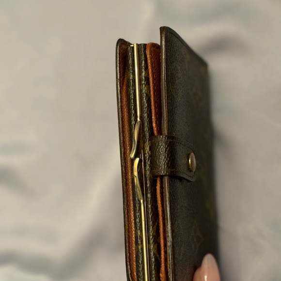 ✨Louis Vuitton KISS LOCK Wallet in great condition except 2 small call-outs✨ - Picture 11 of 17